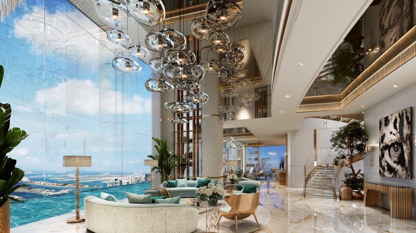 Hall d'entrée luxueux à la décoration moderne, doté d'un haut plafond avec des lustres sphériques réfléchissants, de grandes fenêtres avec vue sur la mer, des sièges luxueux et des éléments d'art contemporain gérés par une agence imm de premier plan.