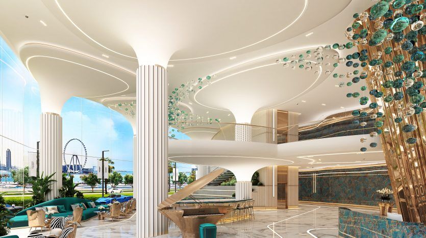 Luxueux hall d'entrée moderne à Dubaï avec d'élégants plafonds blancs incurvés, des baies vitrées, un escalier en colimaçon et une sculpture décorative en verre bleu et vert. Des sièges élégants et des plantes d'intérieur luxuriantes ajoutent