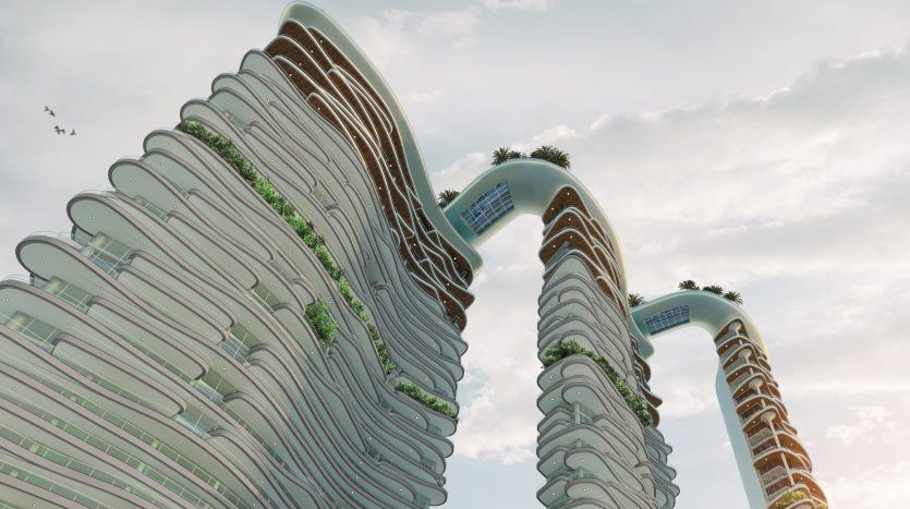 Gratte-ciel futuristes aux motifs incurvés et superposés et à la verdure luxuriante, sur fond de ciel nuageux dans un environnement serein à Dubaï.