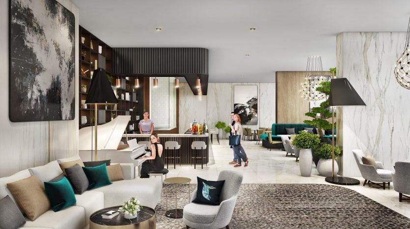 Un hall d'entrée spacieux et moderne dans une villa de Dubaï présentant un mélange de mobilier contemporain, de décoration artistique et de lumière naturelle. Les gens sont dispersés partout, se livrant à diverses activités comme lire et converser.