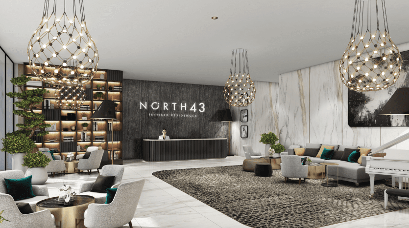 Lobby d'hôtel moderne au décor élégant, comprenant un bureau de réception labellisé « nrth43 », de grands lustres, des coins salons luxueux et une verdure de bon goût. Palette de couleurs noir et blanc avec du bois riche