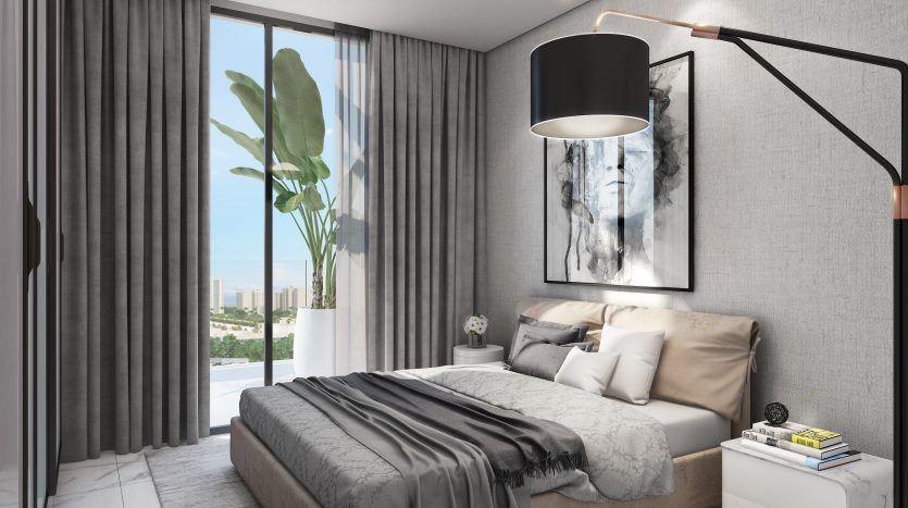 Chambre de villa moderne à Dubaï avec un lit king-size, une literie grise et blanche, une grande fenêtre avec vue sur la ville, un lampadaire et une plante d'intérieur. Tons neutres et décoration contemporaine.