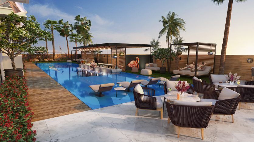 Un toit-terrasse luxueux avec une longue piscine, entouré de coins salons élégants, d'une verdure luxuriante et d'une vue sur le coucher de soleil de Dubaï, éclairé par un éclairage tamisé.