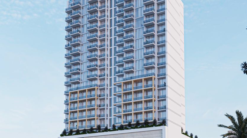 Immeuble moderne de grande hauteur nommé « North 43 » sous un ciel bleu clair, une opportunité d'investissement idéale à Dubaï, doté de grandes fenêtres en verre et d'une entrée proéminente aux accents dorés. Il y a des voitures et du vert