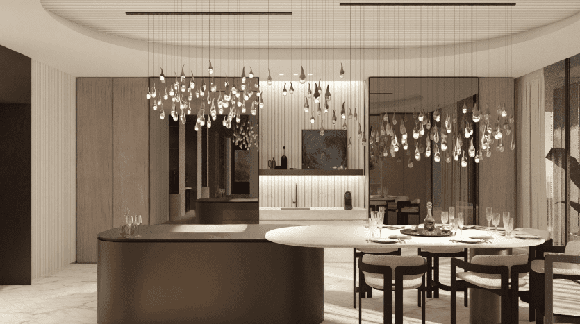 Salle à manger moderne au décor élégant comprenant une table ronde dressée pour le dîner, des panneaux en bois, des luminaires suspendus uniques et une œuvre d'art abstraite sur le mur d'une villa à Dubaï.