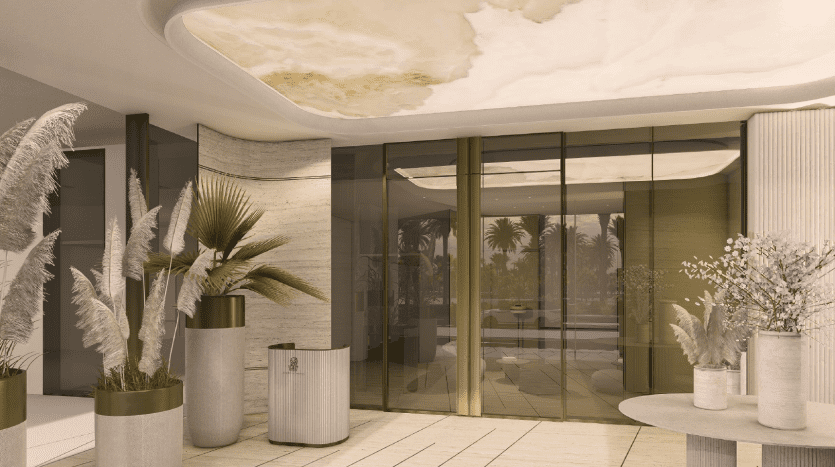 Un hall luxueux dans une villa de Dubaï avec des sols en marbre et des murs texturés, avec de grandes plantes en pot et un motif unique en forme de nuage au plafond. Les portes vitrées en arrière-plan s'ouvrent sur un palmier ensoleillé
