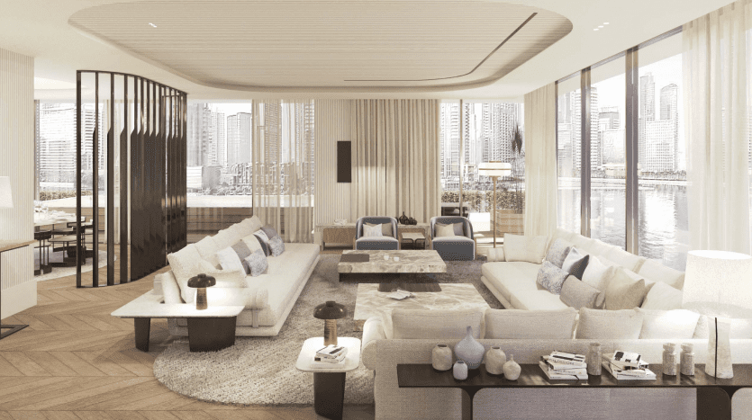 Intérieur de salon luxueux dans un appartement de Dubaï avec un grand canapé sectionnel, des tons neutres, un mobilier et une décoration contemporains et des baies vitrées offrant une vue sur le paysage urbain.