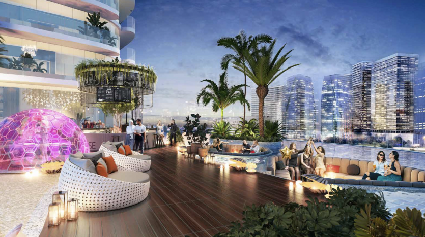 Luxueux toit-terrasse au crépuscule avec un mobilier moderne, des gens en train de socialiser, des palmiers, une structure orbe lumineuse et un horizon de villa de Dubaï avec des bâtiments illuminés en arrière-plan.