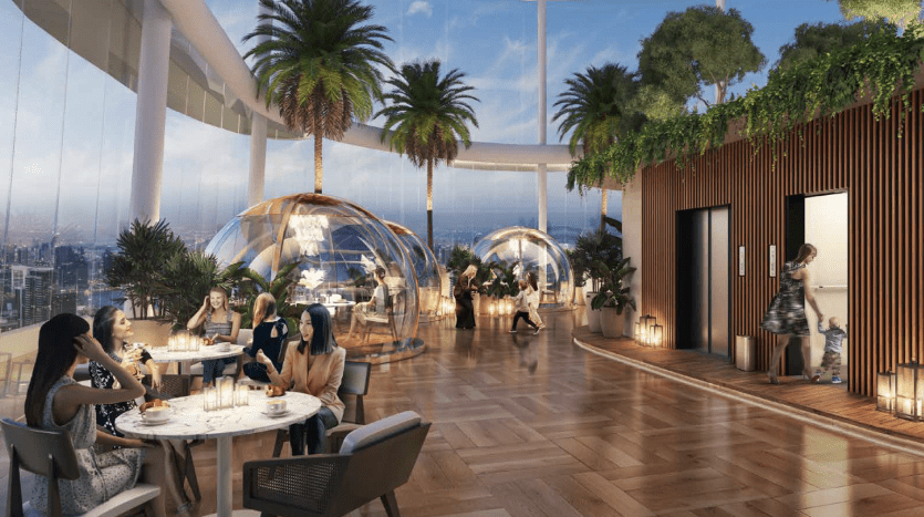 Un élégant restaurant sur le toit à Dubaï avec une vue panoramique sur la ville, où les gens dînent à des tables et des dômes transparents offrant des espaces intimes. Les palmiers et l'éclairage ambiant renforcent l'atmosphère luxueuse.