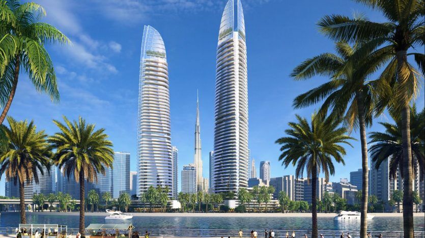 Un paysage urbain animé avec deux grands gratte-ciel en verre par une journée ensoleillée, avec des palmiers au premier plan et des gens profitant d'activités au bord d'une promenade au bord de l'eau à Dubaï.