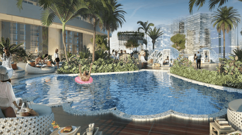Une luxueuse piscine sur le toit entourée d'une verdure luxuriante et de bâtiments modernes en verre à Dubaï. Les gens profitent de la journée ensoleillée pour se prélasser et socialiser dans un cadre tropical animé.