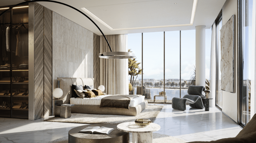 Chambre luxueuse et moderne dans une villa de Dubaï avec un grand lit, un mobilier élégant, des baies vitrées offrant une vue lumineuse et ensoleillée et une palette de couleurs neutres sophistiquées.