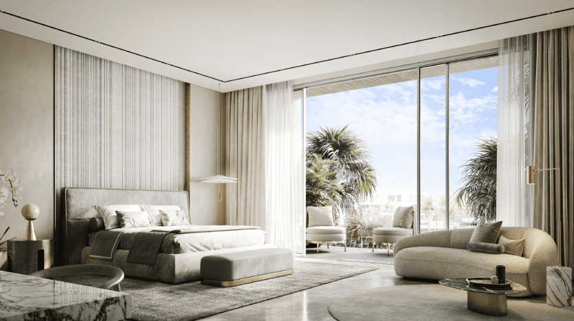Une chambre luxueuse dans une villa de Dubaï avec un grand lit, des meubles contemporains, des rideaux et un balcon ensoleillé avec vue sur une verdure luxuriante. Les tons neutres et la lumière naturelle créent une atmosphère sereine.