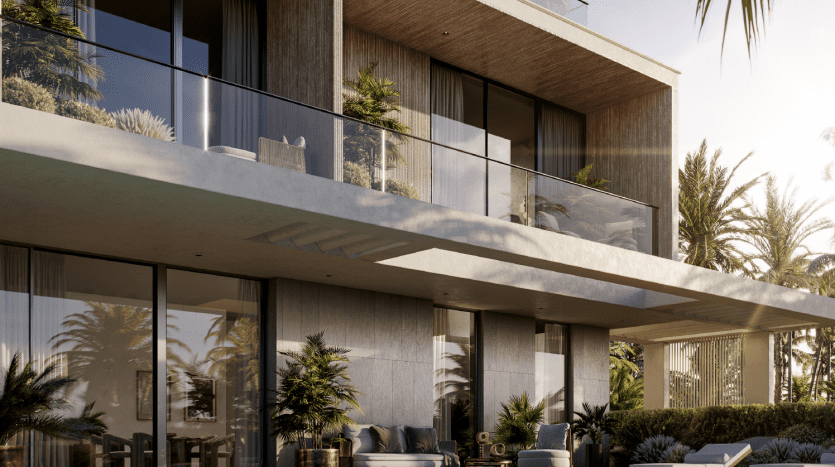 Luxueuse villa moderne à Dubaï avec de grandes fenêtres en verre, des accents en bois et des balcons donnant sur une piscine sereine entourée de palmiers luxuriants.