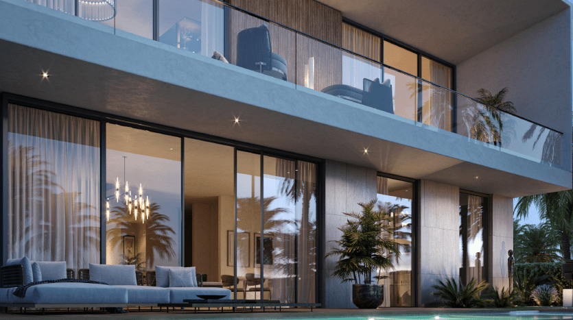 Façade de villa de luxe moderne au crépuscule à Dubaï, avec murs en verre, intérieur éclairé, piscine avec reflets et palmiers renforçant l'ambiance tranquille.