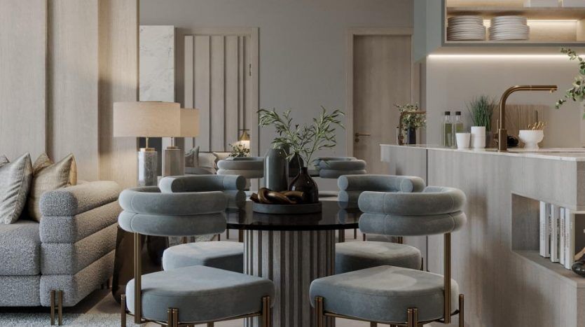 Une villa moderne à Dubaï avec un coin repas aux tons gris doux, des canapés moelleux, des chaises arrondies, une table à manger circulaire et des luminaires élégants. Un décor élégant met en valeur un espace confortable et luxueux