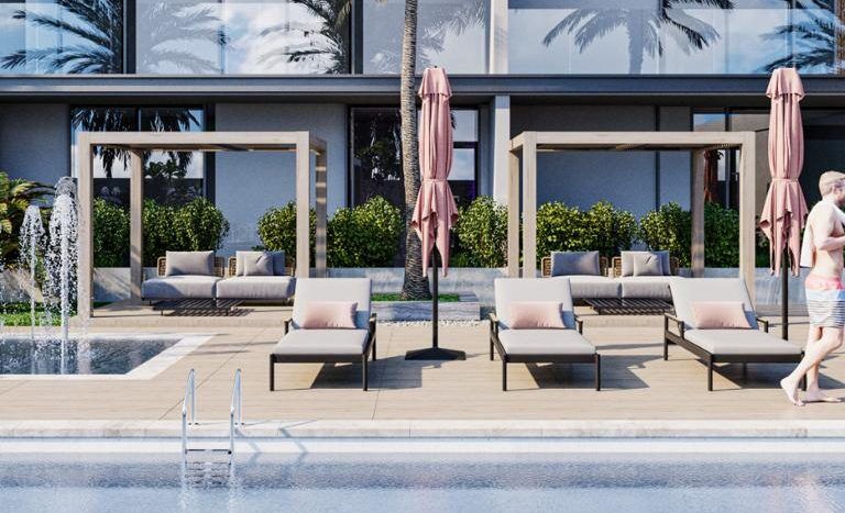 Un espace piscine extérieure avec des chaises longues et des palmiers, des lits de repos modernes à baldaquin et une personne passant devant une tenue d'été décontractée dans une luxueuse villa de Dubaï.