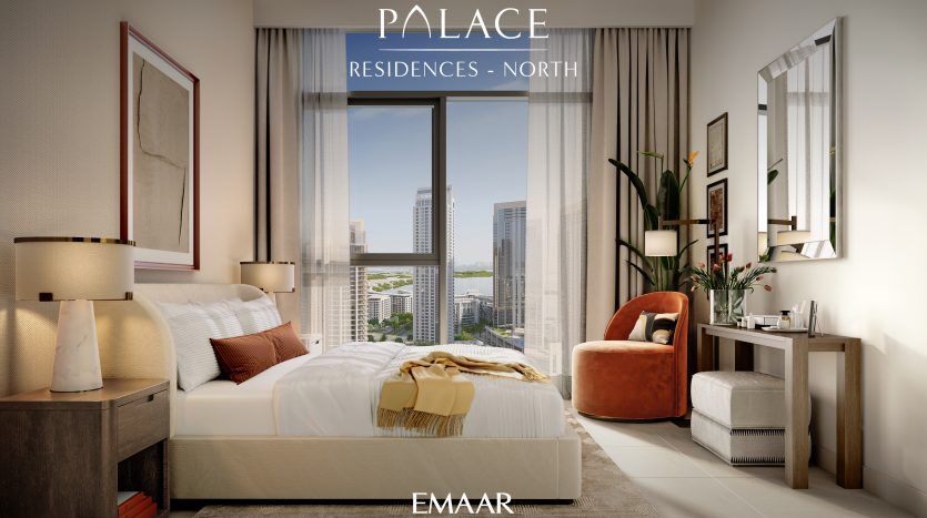 Une chambre moderne dans la villa Dubaï comprenant un grand lit avec une couette blanche et dorée, flanqué de tables de nuit et de lampes assorties. Un coin salon confortable près de la fenêtre donne sur un paysage urbain.