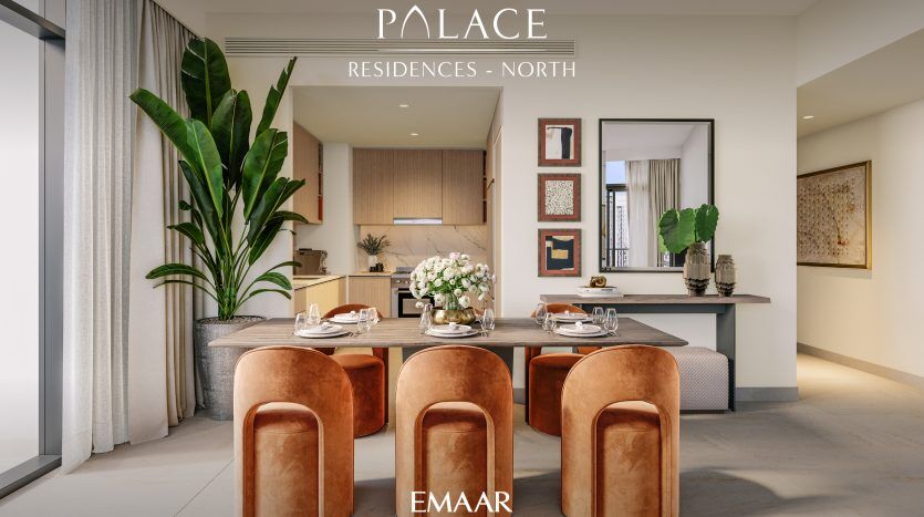 Coin repas luxueux dans un appartement moderne comprenant une table en marbre pour quatre personnes, entourée de chaises en cuir élégantes, adjacente à une cuisine ouverte, avec une décoration élégante et un éclairage naturel dans un immobilier de premier choix à Dubaï