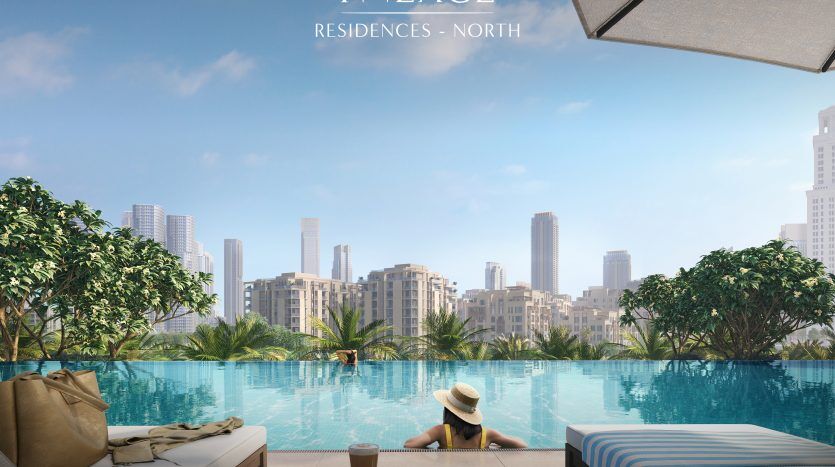 Une personne se détend au bord d’une piscine à débordement sur une terrasse en bois, surplombant les toits de la ville. Un chapeau cache leur visage, avec un sac fourre-tout à proximité. Texte « Résidences Palace - Nord