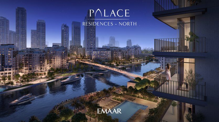 Une image promotionnelle des résidences de palais au nord d'Emaar présentant un complexe luxueux en bord de mer avec des immeubles de grande hauteur, des piscines et des bateaux, observé depuis un balcon où se tient une femme. Ce prime immobilier Dubaï