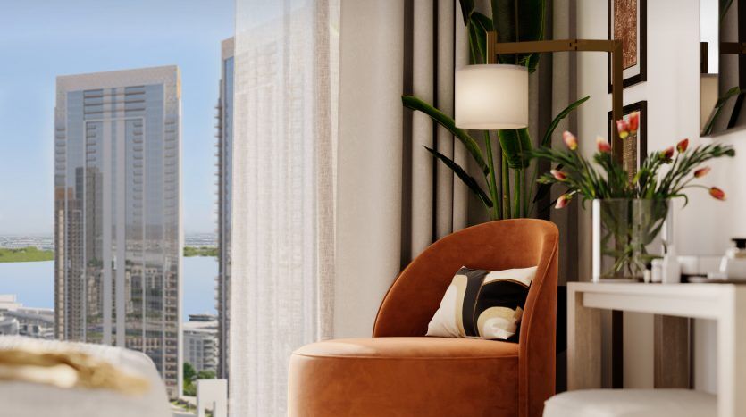 Intérieur luxueux d'un appartement de grande hauteur à Dubaï comprenant un fauteuil marron confortable près d'une fenêtre donnant sur les toits de la ville, orné d'un décor élégant et d'un éclairage chaleureux.