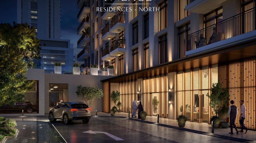 Vue nocturne d'une rue résidentielle luxueuse de Dubaï avec des appartements modernes, des passants et une voiture garée devant des boutiques éclairées, sous la signalisation "Palace Residences - North".