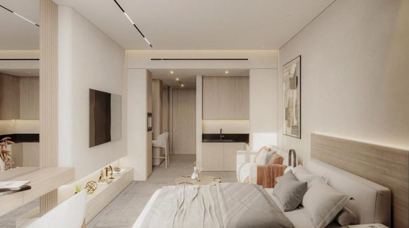 Chambre moderne et minimaliste dans une villa de Dubaï avec une palette de couleurs neutres et douces, comprenant un lit king-size, des armoires intégrées élégantes, un coin salon confortable et une télévision à écran plat montée.
