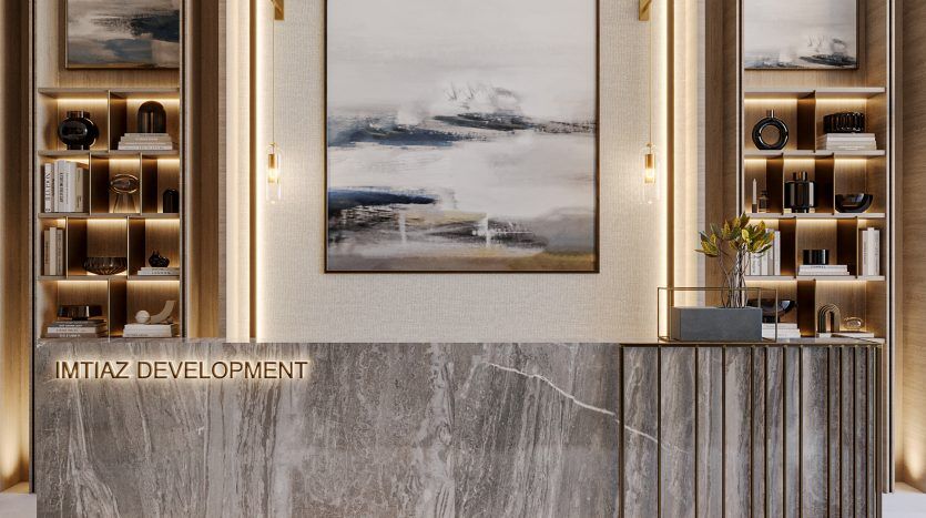 Lobby élégant et moderne doté d'un bureau de réception en marbre, de touches dorées et de murs lambrissés avec des œuvres d'art encadrées. Un éclairage lumineux met en valeur le décor luxueux, qui rappelle un appartement haut de gamme à Dubaï.
