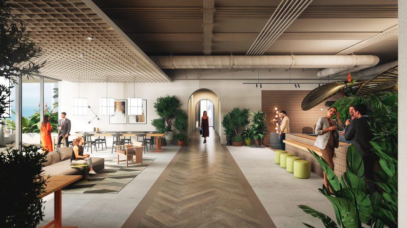 Un intérieur de bureau moderne à Dubaï avec plusieurs professionnels en costume engageant une conversation. La chambre dispose d'un mobilier élégant, de plantes vertes luxuriantes, de parquet et de grandes fenêtres cintrées.