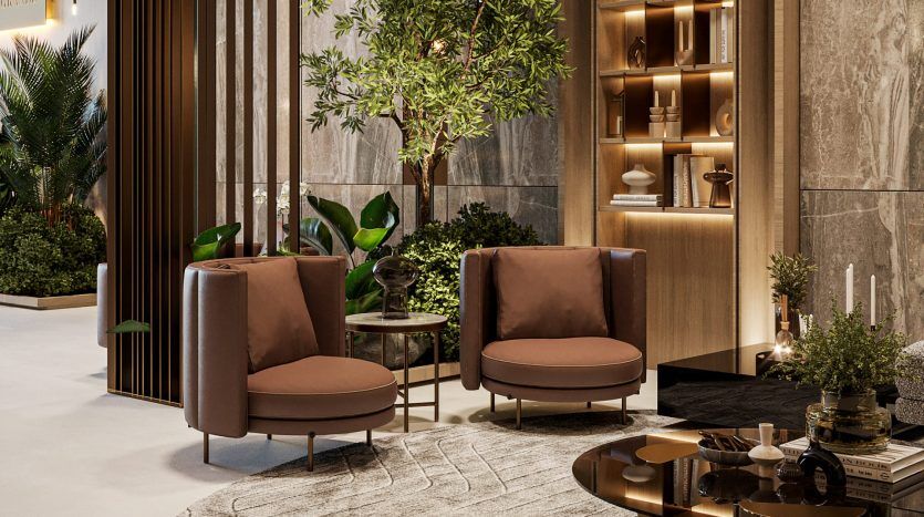 Un hall d'entrée moderne et luxueux comprenant deux chaises moelleuses marron et une petite table d'appoint, avec des plantes vertes luxuriantes et une toile de fond décorative. Un éclairage doux et des accents de marbre élégants rehaussent l'atmosphère sophistiquée de cette villa de Dubaï