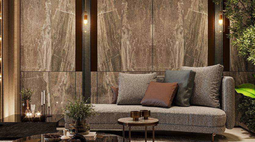 Salon moderne et élégant dans un appartement de Dubaï avec un canapé gris, des tables basses rondes et un grand tapis. Un mur de marbre avec éclairage vertical complète les plantes d'intérieur.