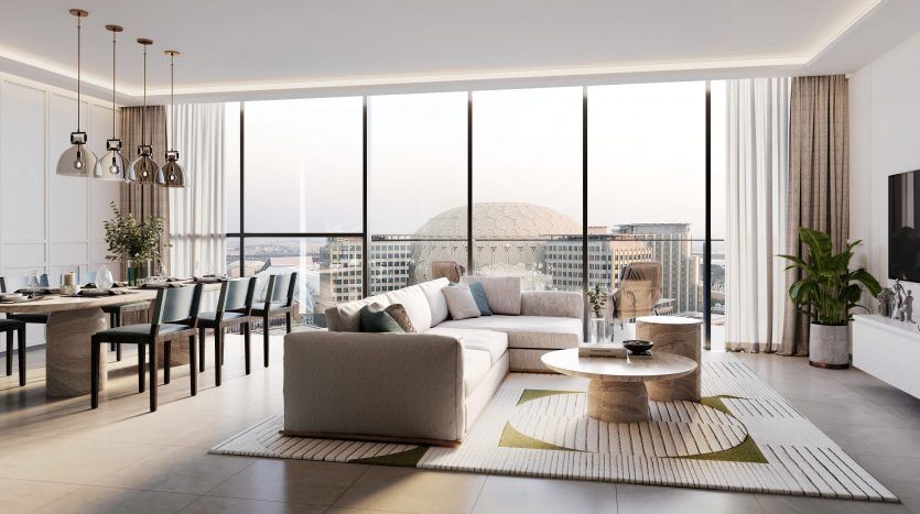 Salon moderne avec de grandes fenêtres donnant sur un paysage urbain de Dubaï, comprenant un canapé blanc, une table centrale en bois, un coin repas et une décoration subtile.