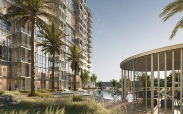 Un luxueux complexe de villas en bord de mer à Dubaï avec des palmiers et un quai. Les gens profitent d’une journée ensoleillée au bord de la piscine et les bateaux sont amarrés à proximité.