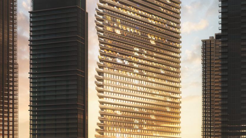 Un gratte-ciel futuriste, "Mar Casa", au design unique et torsadé, illuminé au crépuscule. Le bâtiment est entouré d'autres gratte-ciel et d'un plan d'eau réfléchissant au premier plan, mettant en valeur le meilleur de Dubaï.
