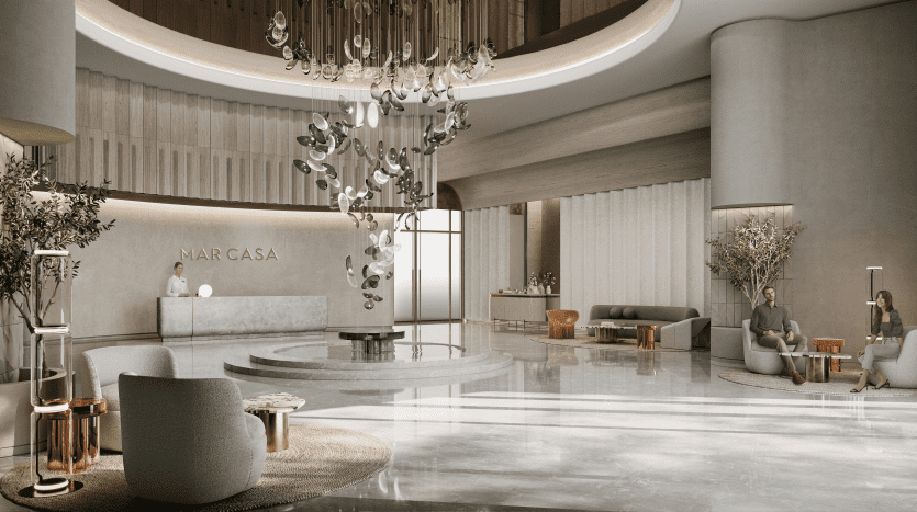 Lobby d'hôtel élégant au design moderne comprenant un bureau de réception circulaire étiqueté « mar casa », de grands lustres, des plantes d'intérieur et des coins salons luxueux avec des invités à Dubaï.