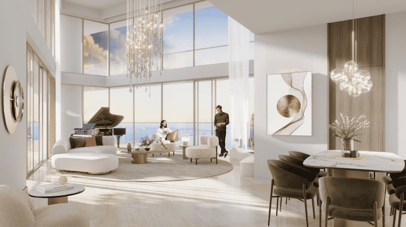 Salon moderne luxueux dans une villa de Dubaï avec de grandes fenêtres offrant une vue sur l'océan. Deux personnes discutent près d'un canapé. La chambre présente une décoration élégante, un mobilier élégant et un lustre saisissant.