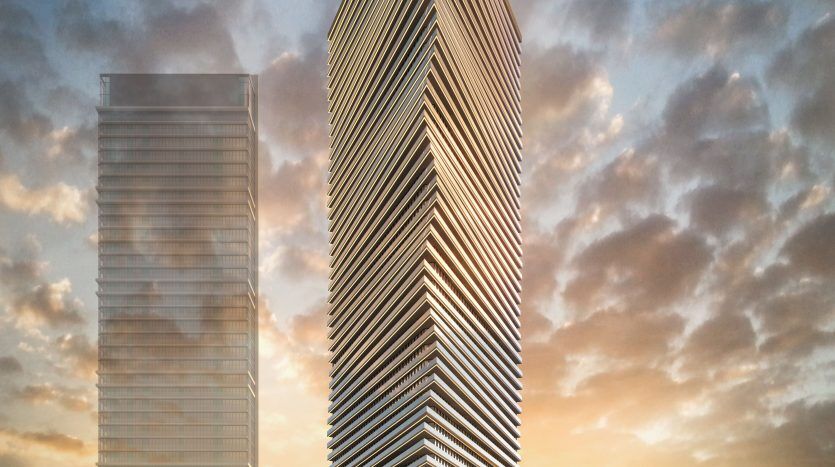 Image numériquement rendue d'un gratte-ciel triangulaire moderne doté de persiennes horizontales, adjacent à un bâtiment en verre, sur fond de ciel au coucher du soleil, à côté d'un plan d'eau réfléchissant avec un yacht à Dubaï.