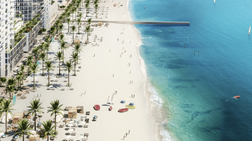 Luftaufnahme eines belebten Strandes in der Nähe eines Dubai-Horizonts mit Investmentqualität, mit sonnenbadenden und schwimmenden Menschen, mit Palmen, Sonnenschirmen und bunten Booten am Ufer.