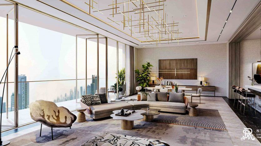 Salon moderne et luxueux dans un appartement de Dubaï avec des baies vitrées donnant sur les toits de la ville, un mobilier contemporain, des plantes décoratives et un lustre élégant.