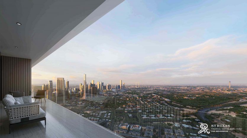 Vue depuis un balcon de grande hauteur à Dubaï avec une seule chaise surplombant les toits de la ville au coucher du soleil, avec un ciel dégagé et un vaste paysage urbain en contrebas.