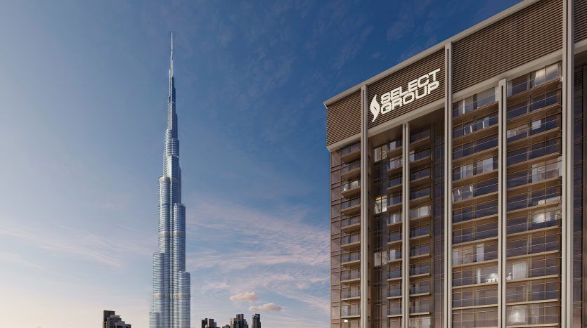 Vue sur le Burj Khalifa dominant un immeuble d'appartements moderne avec le logo « Select Group » sous un ciel bleu clair.