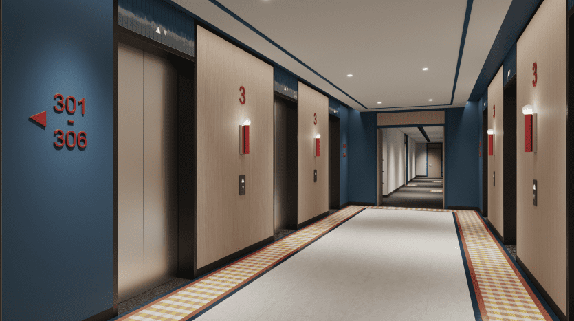 Un couloir d'hôtel moderne avec quatre portes d'ascenseur se distingue dans le cadre du design exclusif de The Edge Select Group. Les murs sont peints en bleu, avec les numéros de chambre « 301-306 » marqués en rouge sur un côté. Le sol présente un motif à carreaux le long du bord et le plafond est doté d'un éclairage encastré.