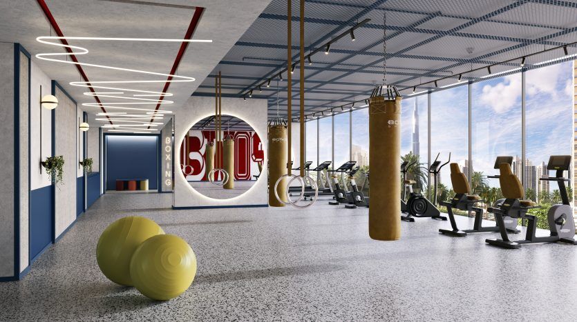Intérieur de salle de sport moderne avec machines cardio, poids libres, sac de boxe et ballons de stabilité. L'espace dispose d'un haut plafond avec des poutres apparentes et une signalisation motivante. Un design lumineux et épuré est idéal pour n’importe quelle villa