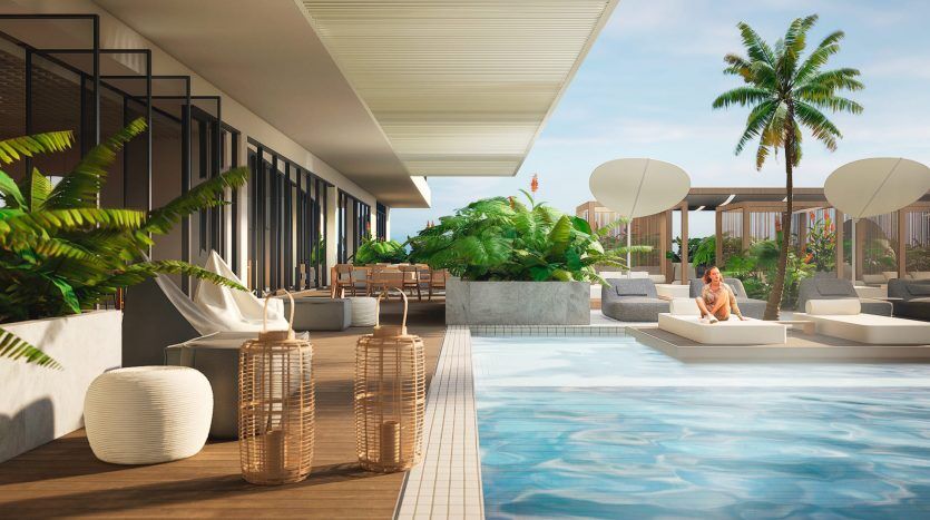 Un espace luxueux au bord de la piscine d'une villa à Dubaï avec des chaises longues et une décoration modernes, mettant en vedette une femme se relaxant au bord d'une piscine calme, entourée de palmiers sous un ciel bleu clair.