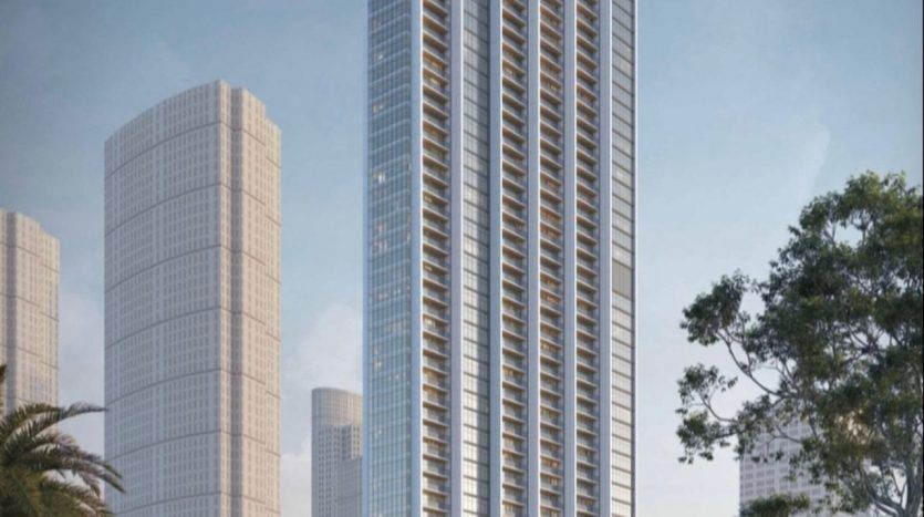 Rendu d'un gratte-ciel moderne à Dubaï, avec un design élégant et haut avec des façades en verre et des lignes verticales, entouré d'autres gratte-ciel et de verdure à la base.