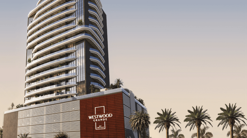 Un immeuble moderne de grande hauteur au design incurvé, étiqueté « Westwood Grande », entouré de palmiers avec un ciel crépusculaire en toile de fond, figure en bonne place dans le portefeuille d'une agence immobilière de Dubaï.