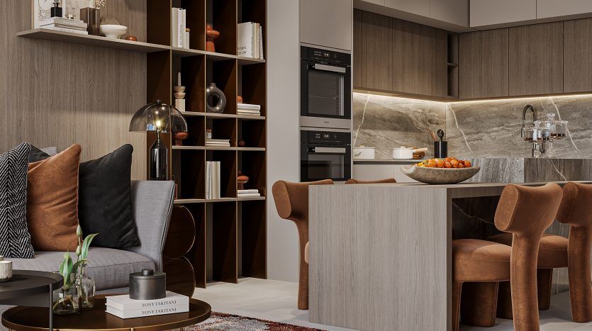 Espace de vie moderne et décloisonné dans un appartement de Dubaï avec une cuisine entièrement équipée, un espace salle à manger doté d'une table en bois et de chaises élégantes, ainsi qu'un coin salon confortable avec des canapés moelleux et une table basse. Décor