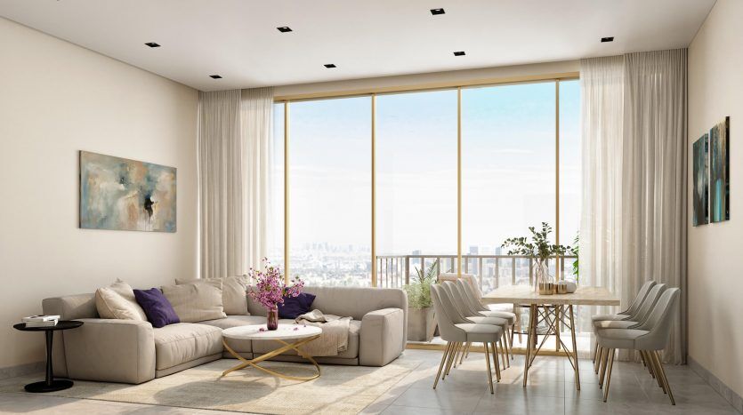 Un salon lumineux et moderne dans un appartement de Dubaï avec de grandes fenêtres offrant une vue sur la ville, comprenant un canapé beige, des chaises blanches, une table ronde et une décoration subtile.