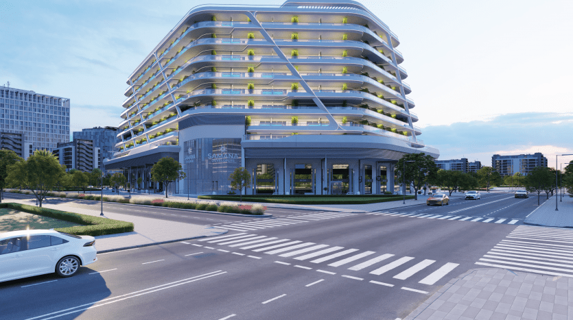 Un rendu architectural d'un bâtiment moderne à plusieurs étages avec balcons au crépuscule, situé à une intersection de rues à Dubaï avec des piétons et des voitures qui traversent.